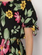 generation Rochie neagră de bumbac cu imprimeu floral cu șnur în talie și la mâneci Tosmira