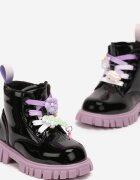 Ghete negru-violet lăcuite cu flori la șireturi și embosări pe talpă Reilina