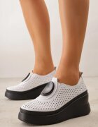 goodin Pantofi de piele albi cu talpă compensată și carâmb perforat Vondelle
