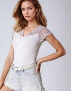 greenice Bluză Albă din material reiat decorată cu dantelă pe mâneci și la decolteu Vimarela