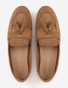 ideal Mocasini maro deschis din imitație de piele întoarsă cu perforații decorative și ciucuri Yenone