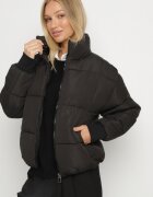 j.style Geacă Neagră Matlasată Puffer cu croi drept și elastic la mâneci Suzzana