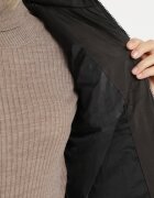 j.style Vestă Clasică Neagră cu Cusături Matlasate și Glugă Ollera