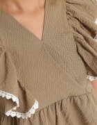 j&x Bluză Bej închis Decorată cu Volan la Umeri și în Partea de Jos Frilemia