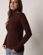 j&x Cu guler înalt din viscoză în stil clasic Timme Maro