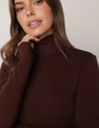 j&x Cu guler înalt din viscoză în stil clasic Timme Maro