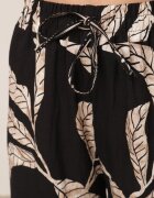 j&x Pantaloni din viscoză largi cu motiv floral Casual Nelinore Negri