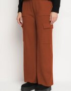 j&x Pantaloni Maro Tricotați cu croială largă cu elastic în talie și buzunare Emarissea