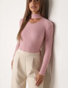 j&x Pulover cu guler înalt reiat din bumbac cu decupaj distinctiv în față Anwesa Roz