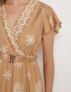 j&x Rochie bej cu model ornamental și curea elastică Tosvanna