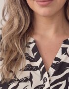 j&x Rochie tip cutie din vâscoză cu imprimeu vegetal și nasturi la decolteu Acosia Neagră