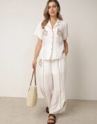 j&x Set de vară din viscoză cămașă și pantaloni cu aplicații croșetate Prisesa Alb