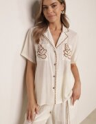 j&x Set de vară din viscoză cămașă și pantaloni cu aplicații croșetate Prisesa Bej deschis