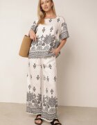 j&x Set din viscoză cu pantaloni largi și bluză lejeră cu imprimeu paisley Thela Alb