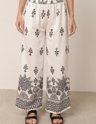 j&x Set din viscoză cu pantaloni largi și bluză lejeră cu imprimeu paisley Thela Alb