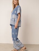 j&x Set din viscoză cu pantaloni largi și bluză lejeră cu imprimeu paisley Thela Albastru