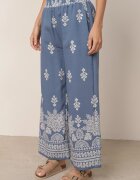 j&x Set din viscoză cu pantaloni largi și bluză lejeră cu imprimeu paisley Thela Albastru