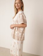 j&x Set din viscoză cu pantaloni largi și bluză lejeră cu imprimeu paisley Thela Bej
