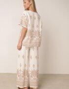 j&x Set din viscoză cu pantaloni largi și bluză lejeră cu imprimeu paisley Thela Bej