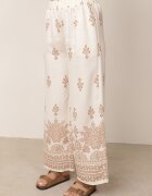 j&x Set din viscoză cu pantaloni largi și bluză lejeră cu imprimeu paisley Thela Bej