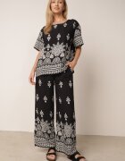 j&x Set din viscoză cu pantaloni largi și bluză lejeră cu imprimeu paisley Thela Negru