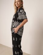 j&x Set din viscoză cu pantaloni largi și bluză lejeră cu imprimeu paisley Thela Negru