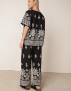 j&x Set din viscoză cu pantaloni largi și bluză lejeră cu imprimeu paisley Thela Negru