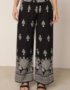 j&x Set din viscoză cu pantaloni largi și bluză lejeră cu imprimeu paisley Thela Negru