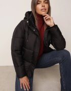 jstyle Jachetă Neagră Matlasată cu Croială Dreaptă cu Glugă și Buzunare Alissan