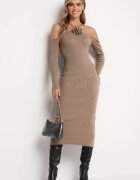 lovery Rochie midi bej mulată cu umeri goi și cu floare decorativă Vorella
