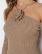 lovery Rochie midi bej mulată cu umeri goi și cu floare decorativă Vorella