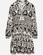 m&d fashion Rochie neagră vâscoză cu model etnic croi evazat și legătură Nalpio