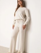 m&d fashion Set din tricot cu vâscoză pantaloni drepți și pulover cu detaliu la manșete Vivolo Bej deschis