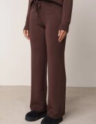 m&d fashion Set tricotat: bluză și pantaloni cu croială dreaptă în talie elastică cu vâscoză Lirette Maro
