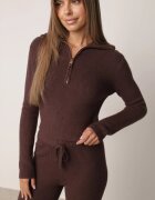 m&d fashion Set tricotat cu vâscoză în dungi pantaloni și pulover cu guler tip tunică și fermoar Taraliel Maro