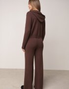 m&d fashion Set tricotat cu vâscoză pantaloni drepți și bluză cu fermoar și glugă Alverna Maro