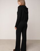 m&d fashion Set tricotat cu vâscoză pantaloni drepți și bluză cu fermoar și glugă Alverna Negru