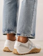 maira Sneakers Albi cu Talpă Abstractă cu Relief și Curele Decorative Emaliane