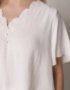 melya by melody Bluză Albă cu Mâneci Scurte și Broderie Decorativă Emmania