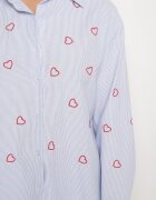 melya by melody Cămașă Albastră-Roșie cu croi oversize în dungi decorată cu broderie cu inimi Nitariena