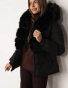 melya by melody Geacă de iarnă cu glugă cu blană și curea cu cataramă Zephima Neagră