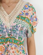 moni&co Rochie Roz-Albastră Maxi cu nasturi și decolteu din dantelă Cristyn