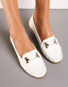  Pantofi Albi tip mocasin pe pană joasă cu cataramă decorativă Berengara