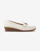  Pantofi Albi tip mocasin pe pană joasă cu cataramă decorativă Berengara