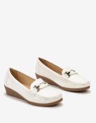  Pantofi Albi tip mocasin pe pană joasă cu cataramă decorativă Berengara