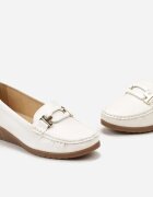  Pantofi Albi tip mocasin pe pană joasă cu cataramă decorativă Berengara