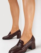  Pantofi Bordeaux cu toc bloc cu vârf pătrat și cu o curea decorativă Smotere