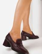  Pantofi Bordeaux cu toc bloc cu vârf pătrat și cu o curea decorativă Smotere