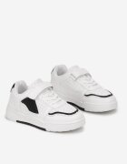  Pantofi Sport Alb-Negru în Stil Streetwear cu Scai Oinesha
