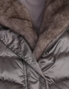 papillon d'or Jachetă Gri Matlasată cu Cordon Legat și Glugă cu Blană Fenama